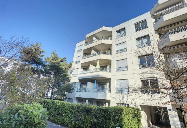 Parking intérieur  Loyer mensuel :CHF 170.00  date d'entrée à convenir  Bernex, Chemin des Mésanges 8