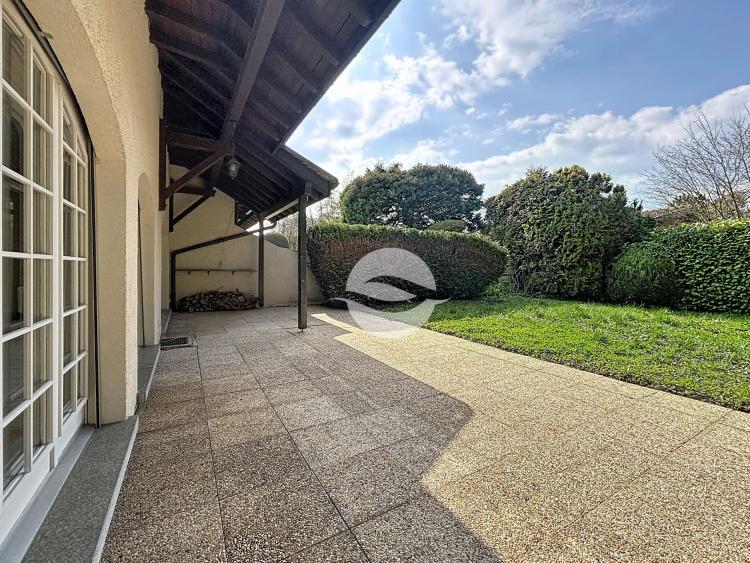 Superbe villa jumelle de standing de 7.5 p. avec bouée d’amarrage 