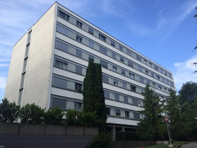 5 pièces de 99 m2 environ au 3ème étage avec balcon.