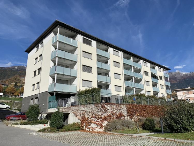 Bel appartement traversant partiellement rénové de 3.5 pièces située au rez-de-chaussée.