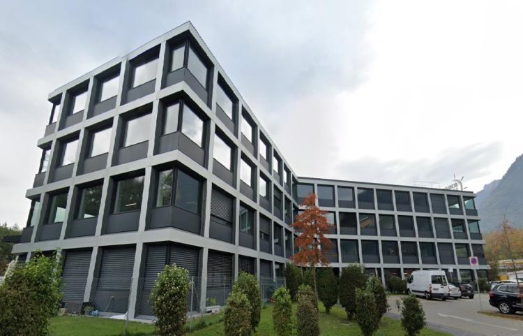 Nous vous proposons une surface commerciale lumineuse, parfaitement adaptée aux besoins des entreprises du secteur tertiaire, à la recherche d'un espace moderne, flexible et bien situé. L'immeuble est situé en zone industrielle.