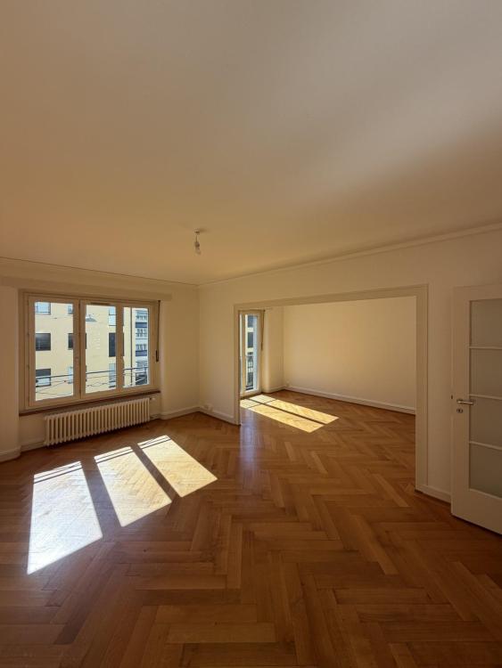 Bel appartement de 5 pièces au 2ème étage.