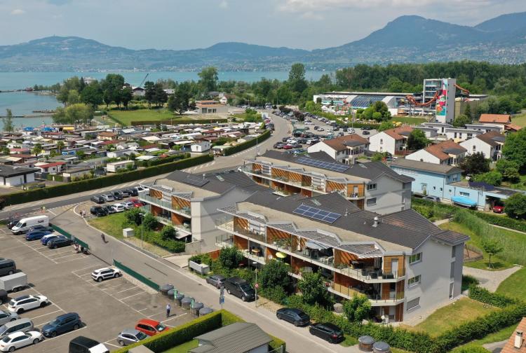 Situé dans un quartier paisible à seulement quelques pas du bord du lac, nous vous proposons un appartement moderne de 4 pièces au 1er étage