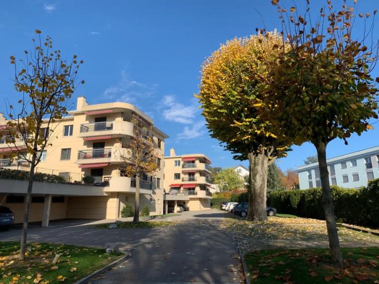 UNIQUEMENT POUR LOCATAIRE DE L'IMMEUBLE  À louer 1 place de parc extérieure dans une PPE (propriété sécurisée) à Prilly - Fr. 120.00/mois