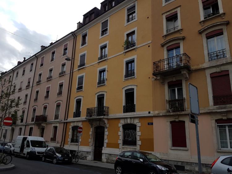 Bel appartement de 3 pièces au rez-de-chaussée de 68 m2 environ.
